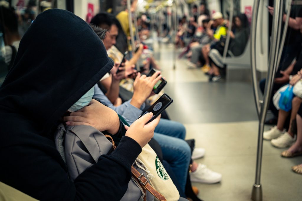 Woman on MRT online
